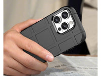 Widerstandsfähige, stabile Outdoor Sport Hülle für das Apple iPhone 16 Pro für Handwerker, Baustelle, Business, äusserst stabil mit erhöhten Rändern und Kanten in schwarz von Screenguard
