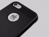 Flexible Handy Schutzhülle mit gebürster Carbon Textur auf der Rückseite für zum Schutz des Apple iPhone 7  Display und Gehäuse Case in schwarz von Screenguard