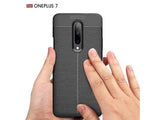 Soft TPU Case mit Design aus feinem veganen Leder für OnePlus 7 stabil mit erhöhten Rändern und Kanten in schwarz von Screenguard