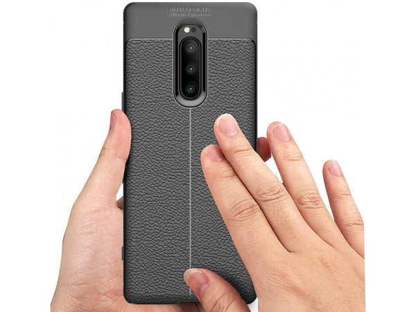 Soft TPU Case mit Design aus feinem veganen Leder für Sony Xperia 1 stabil mit erhöhten Rändern und Kanten in schwarz von Screenguard